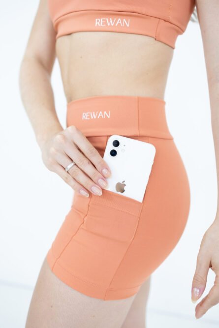 SHORTS COM BOLSO LARANJA - Imagem 4